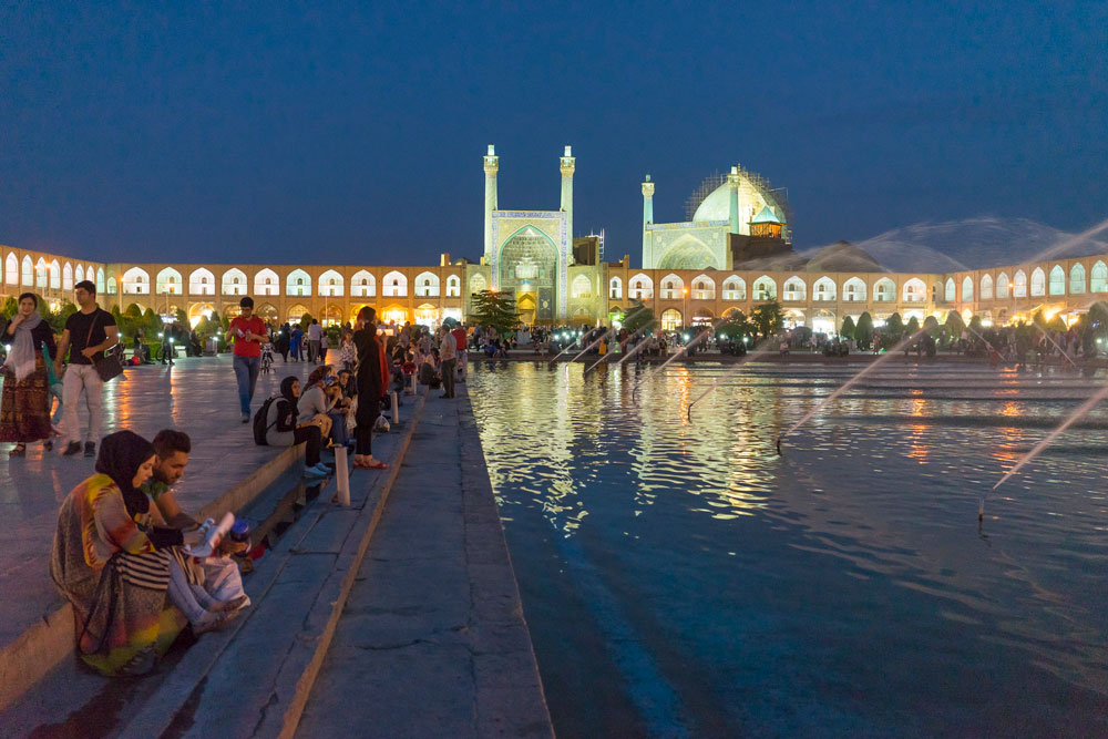 حوض آب میدان نقش جهان اصفهان در شب